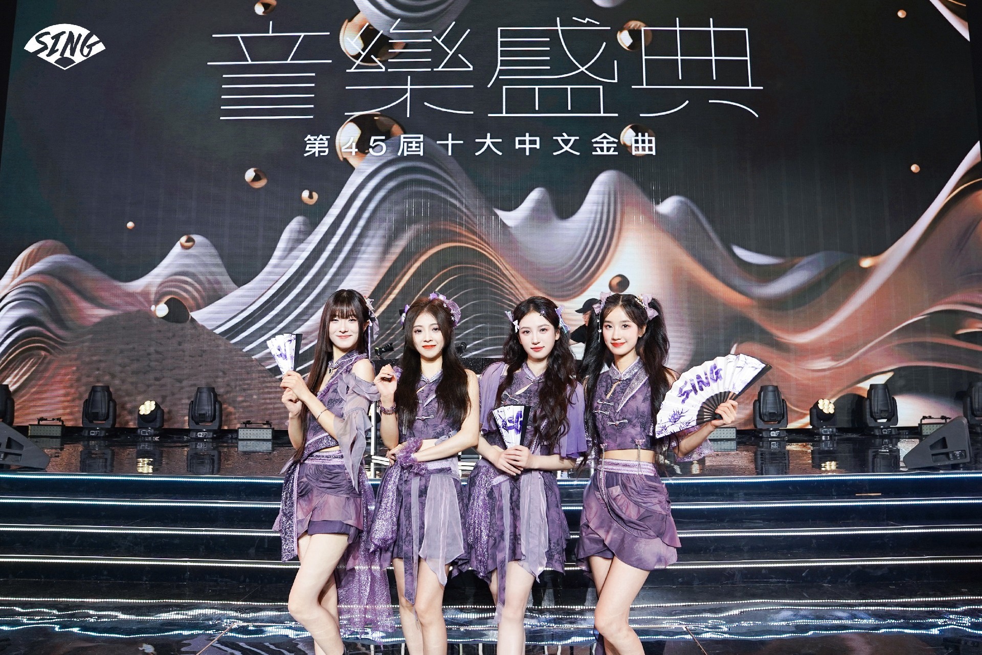 SING女团在香港大放异彩，国潮音乐嗨翻十大中文金曲颁奖典礼！