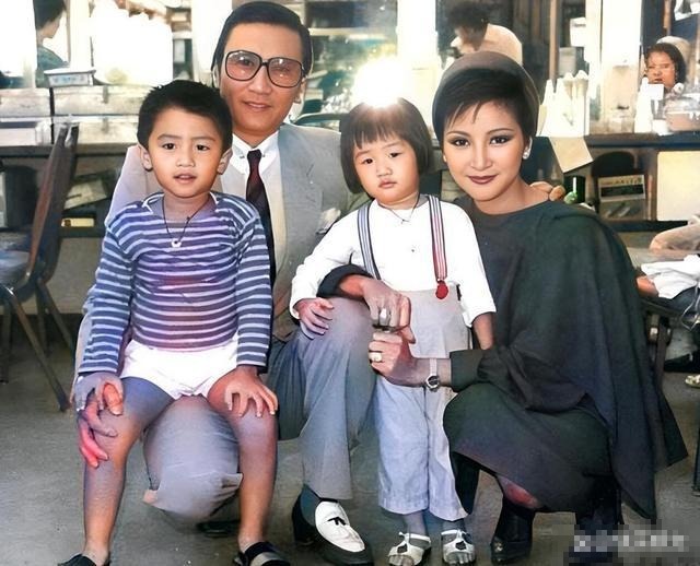 44岁谢霆锋和73岁妈妈狄波拉同框，母子俩像姐弟一样年轻！