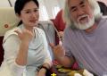 张夫人挺着大肚子游新疆，手牵马儿悠闲散步，老公一瘸一拐地跟着，场面好温馨！缩略图