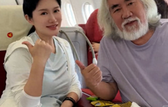 张夫人挺着大肚子游新疆，手牵马儿悠闲散步，老公一瘸一拐地跟着，场面好温馨！缩略图