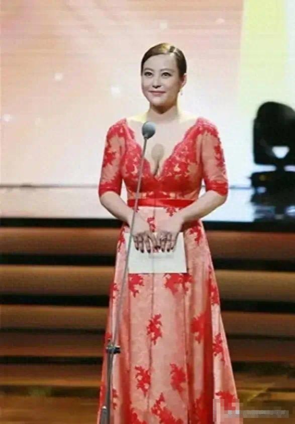 郝蕾穿红裙亮相，蕾丝装点微胖魅力，凹凸身材引爆现场！