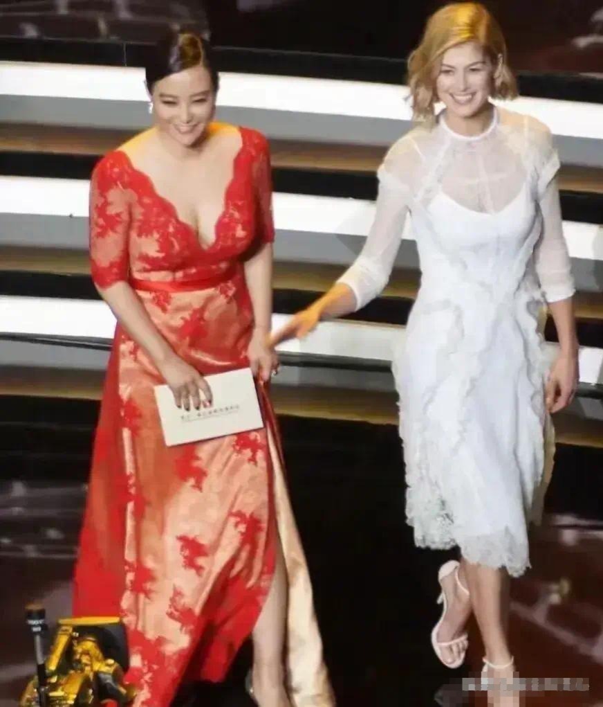 郝蕾穿红裙亮相，蕾丝装点微胖魅力，凹凸身材引爆现场！