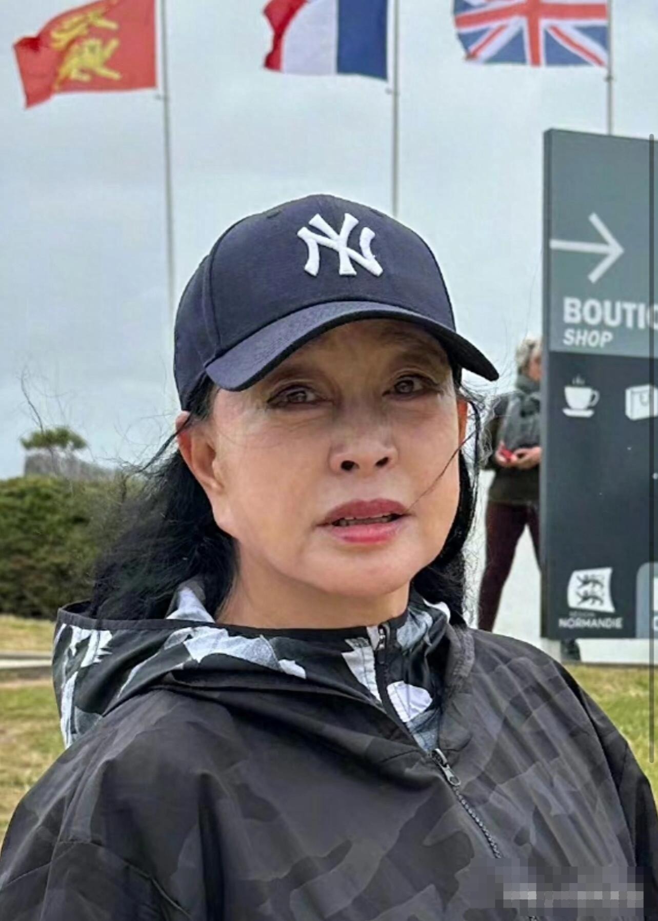 74岁的刘晓庆近照曝光，岁月不饶人，再多钱也换不回青春啊！