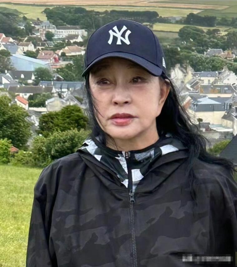 74岁的刘晓庆近照曝光，岁月不饶人，再多钱也换不回青春啊！