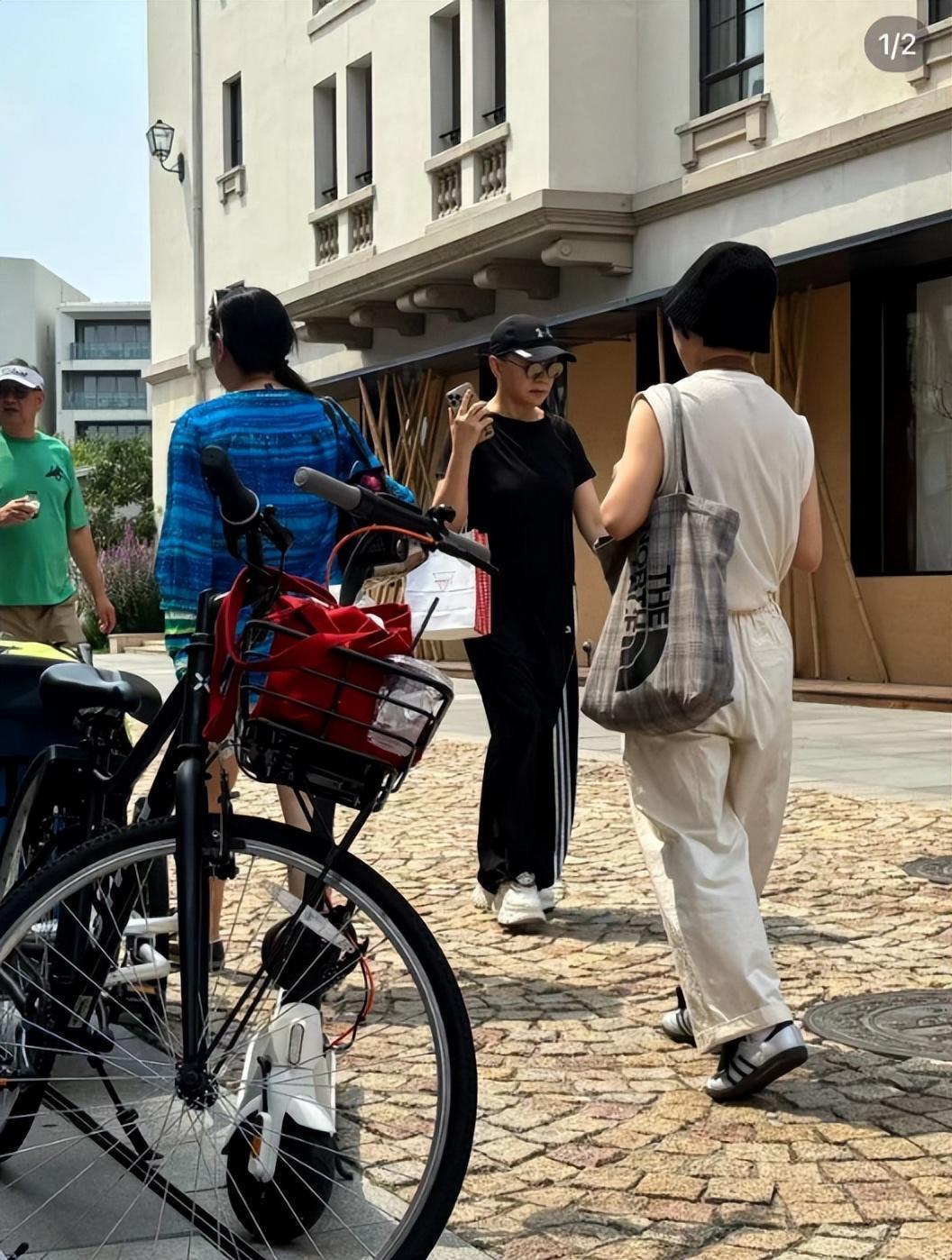 丹丹一家出游，老公享受贴心喂食，赵玉吉抱孙子乐翻天