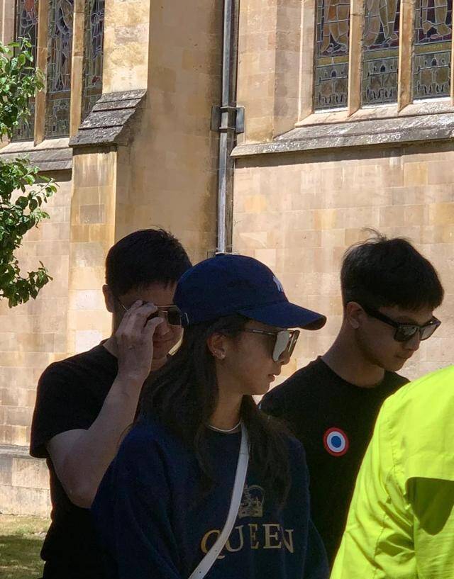 田亮带娃游剑桥，16岁森碟戴耳钉超酷炫，婉拒粉丝合影