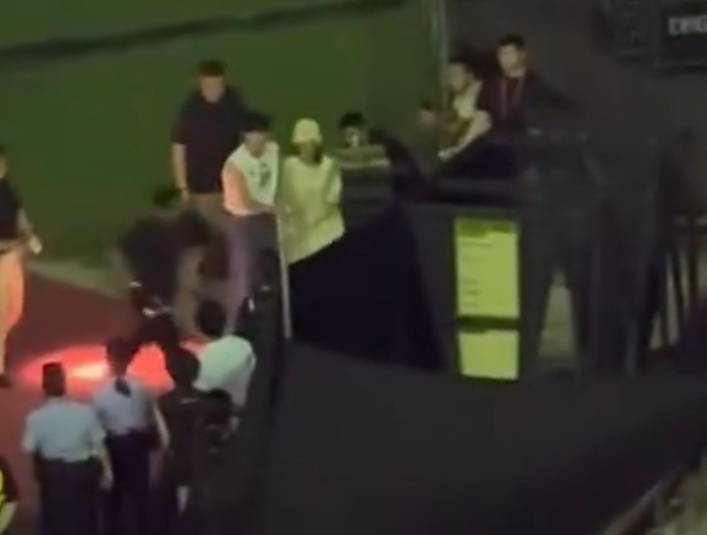 张杰出演唱会牵手谢娜，粉丝因小细节闹心