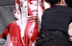 哇塞！李一桐夜晚拍戏遭遇惊悚一幕，大蜈蚣竟钻进了她衣袖里！缩略图