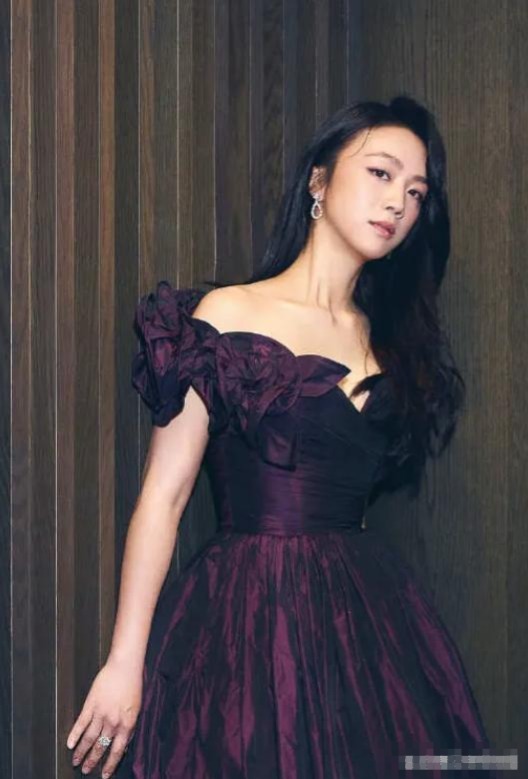 汤唯45岁现身成都街头烧烤摊，老板娘乐开花：大明星光临咱家啦！