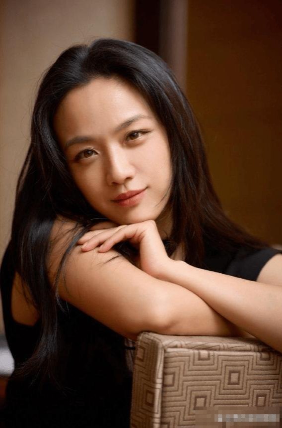 汤唯45岁现身成都街头烧烤摊，老板娘乐开花：大明星光临咱家啦！