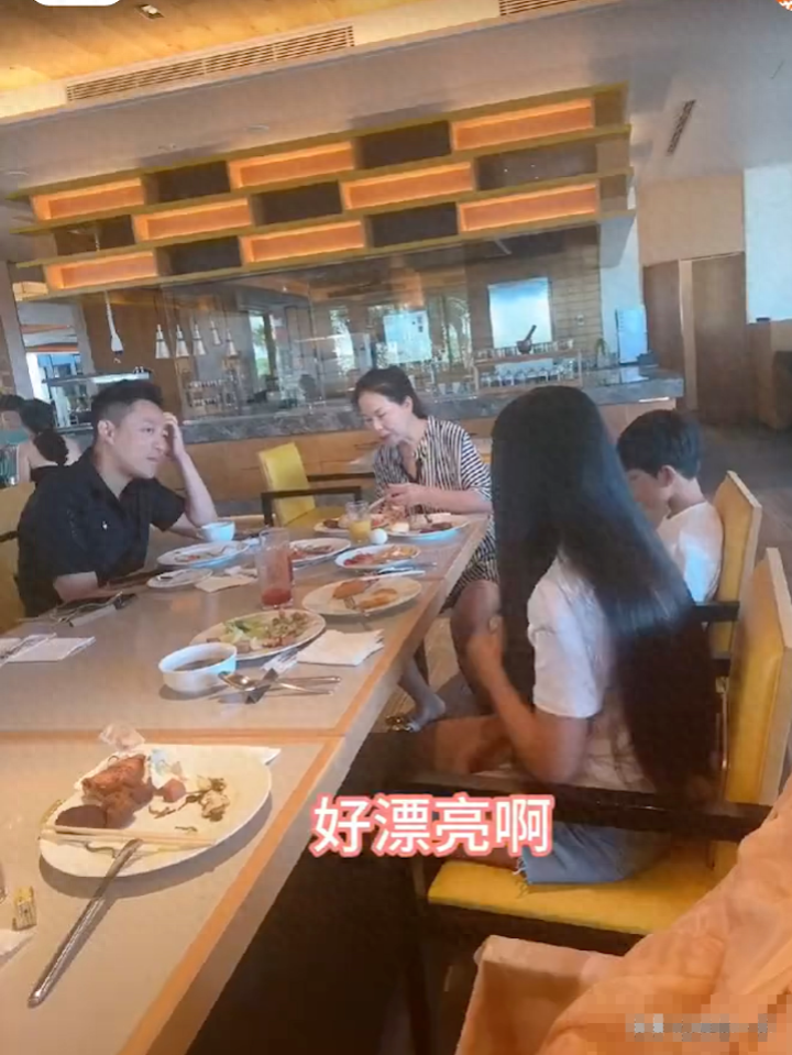 张兰和小玥儿的度假时光，10岁小脸蛋儿超可爱，跟大S的V脸大对比！