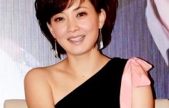 牛莉母女日本地铁巧遇，16岁刘依洋继承妈妈美貌，生图美翻了！缩略图