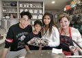 70岁奶奶乐翻天，孙子毕业大喜，17个孙儿孙女颜值爆表！缩略图