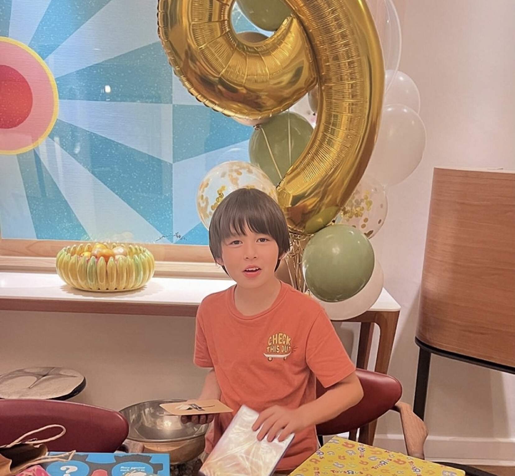 9岁小萌娃庆生，颜值逆天，港模妈妈曾两次宽恕出轨爸爸