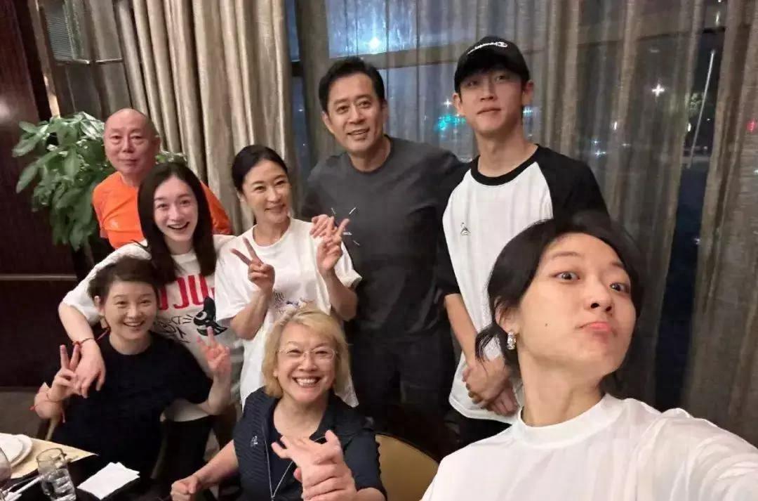 素颜的徐帆瘦得让人心疼，宋春丽银发超抢眼，李小冉白到发光，明星私下的合照大曝光！