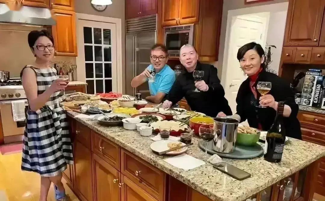 素颜的徐帆瘦得让人心疼，宋春丽银发超抢眼，李小冉白到发光，明星私下的合照大曝光！