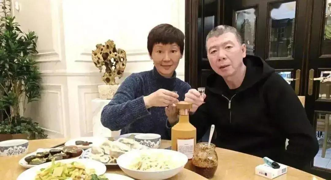 素颜的徐帆瘦得让人心疼，宋春丽银发超抢眼，李小冉白到发光，明星私下的合照大曝光！