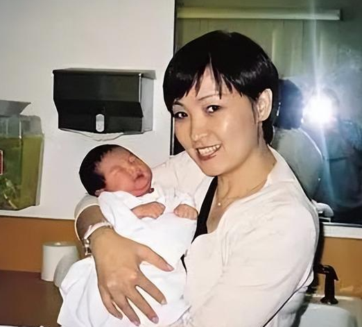 曾志伟前妻泪别舞台，三癌困扰下的生活曝光，女儿曾宝仪温暖相伴