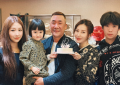 章子怡侄女成人礼，嫂子晒幸福，儿时月亮和醒醒双胞胎既视感！缩略图