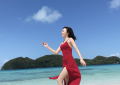 秦岚海边红裙亮相，美如初摘水蜜桃！缩略图