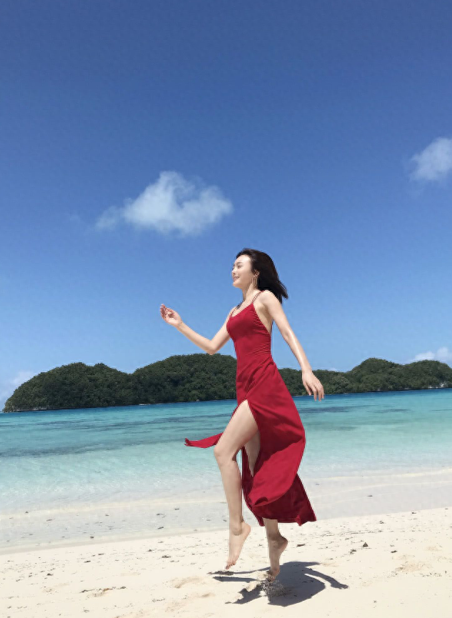 秦岚海边红裙亮相，美如初摘水蜜桃！