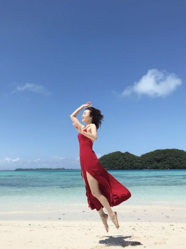 秦岚海边红裙亮相，美如初摘水蜜桃！