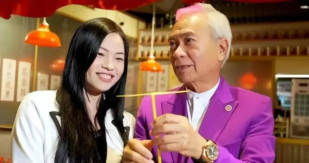 73岁港星深陷老少恋，为爱倾尽家财，抑郁难解