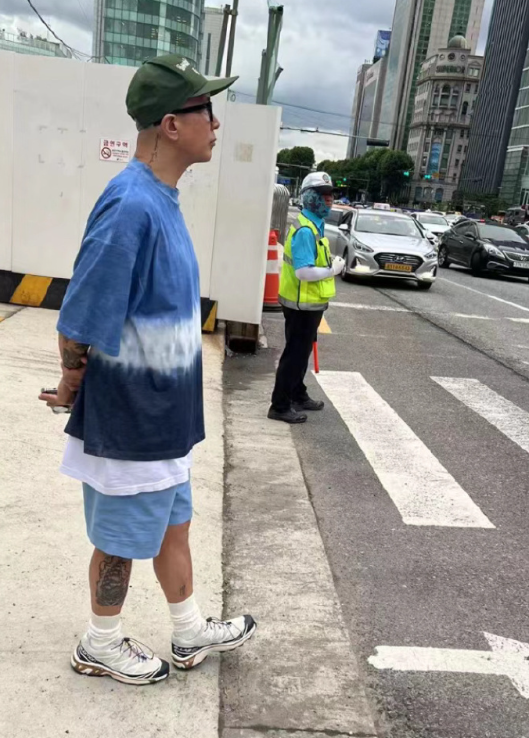 首尔街头偶遇具俊晔，网友戏称：这对老夫妻也太饿了吧！