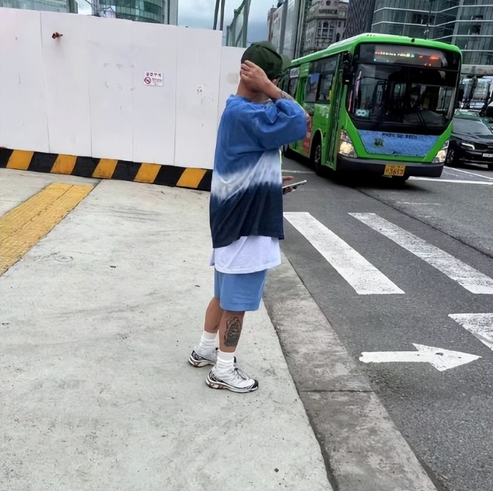 首尔街头偶遇具俊晔，网友戏称：这对老夫妻也太饿了吧！
