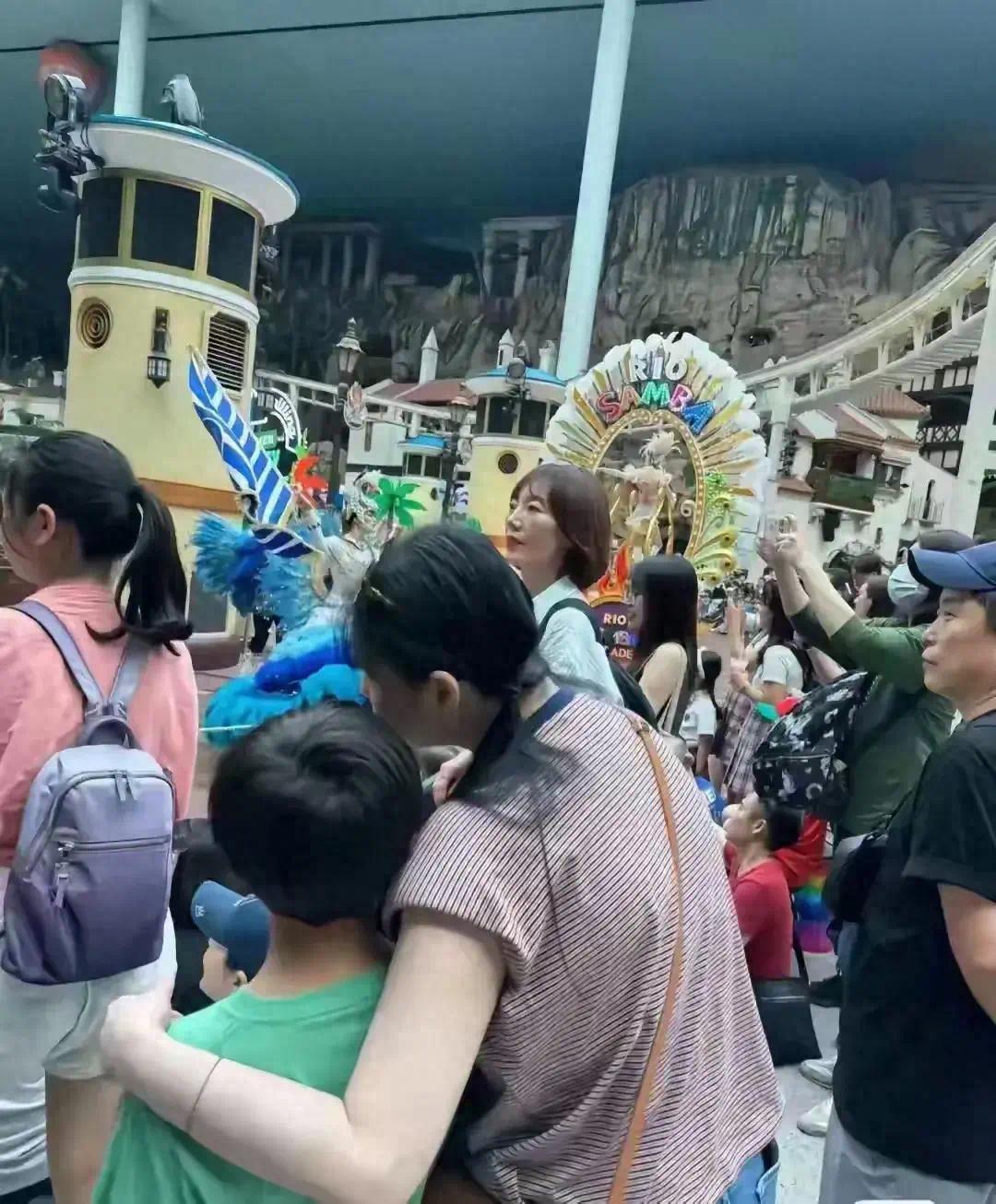 汪峰带小苹果日本玩，18岁女儿颜值爆表，店员都忍不住偷看，还有二女儿惊喜现身！