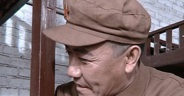 原来军长丁伟去招待所拿不到单间，所长究竟说了啥？