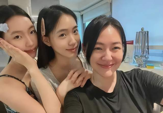 宜兰外澳巧遇大S一家，网友惊叹：47岁大S竟似30岁，许老三太有活力了！
