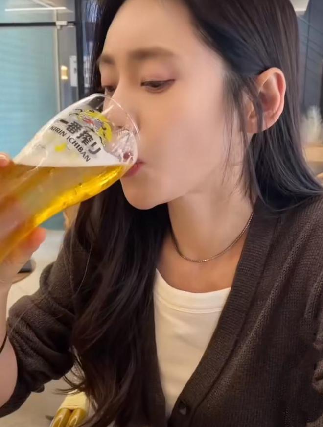秋瓷炫保养有道，怕长肉只尝了一小块吐司，45岁依旧状态满分！