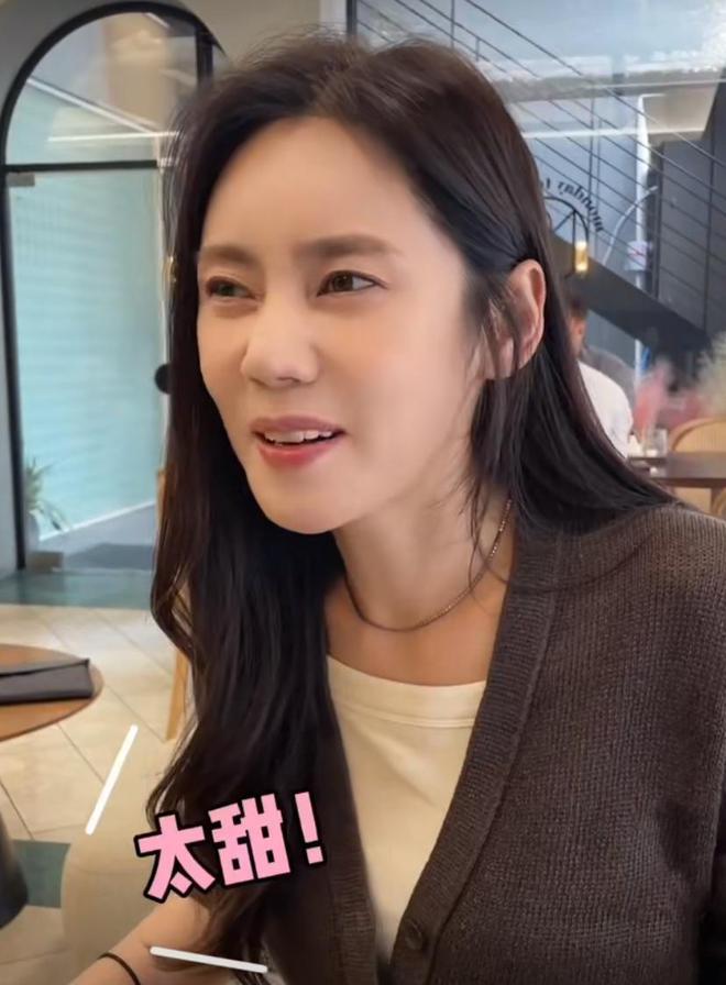 秋瓷炫保养有道，怕长肉只尝了一小块吐司，45岁依旧状态满分！