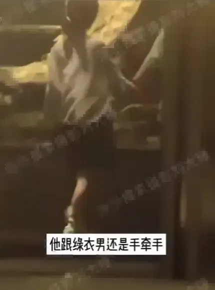 宋伊人街头与三男热聊，网友猜疑：这是恋爱的节奏吗？
