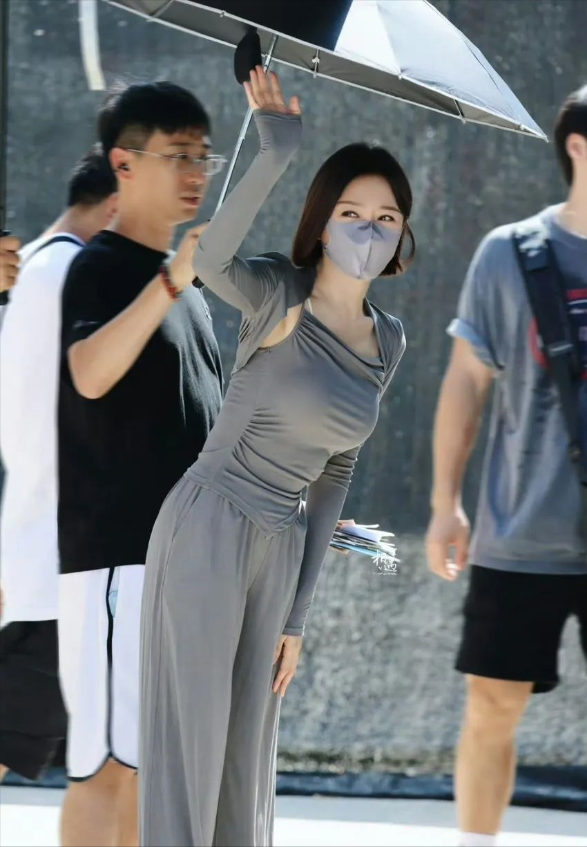 45岁秦岚低调打扮，好身材藏不住，网友：这才叫高级性感！