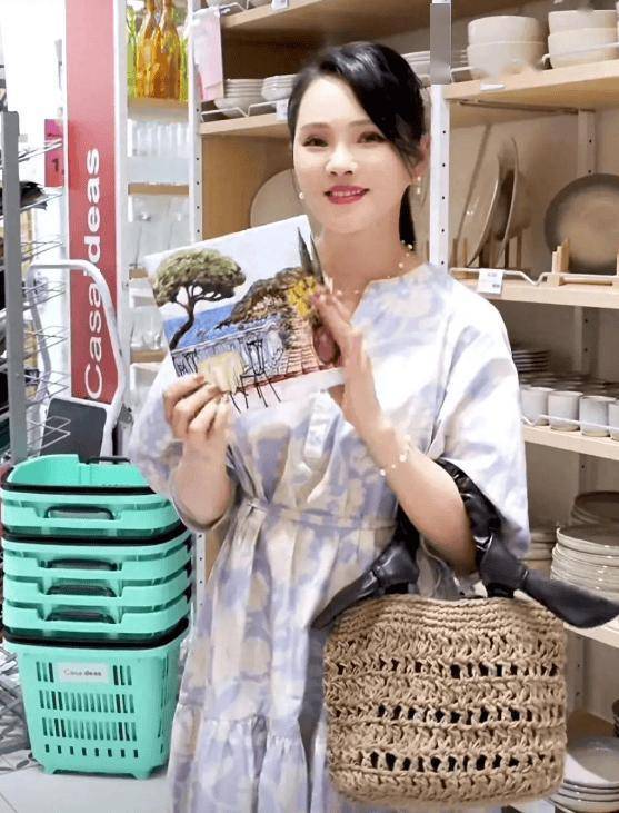 伊能静带女儿海边冲浪，8岁米粒大长腿遗传爸爸，长得跟秦昊一模一样