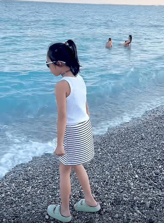 伊能静带女儿海边冲浪，8岁米粒大长腿遗传爸爸，长得跟秦昊一模一样