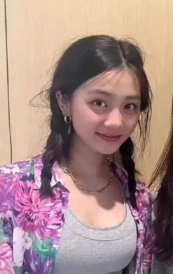 黄多多挑战性感造型遭吐槽，网友：学学王诗龄的可爱风吧！