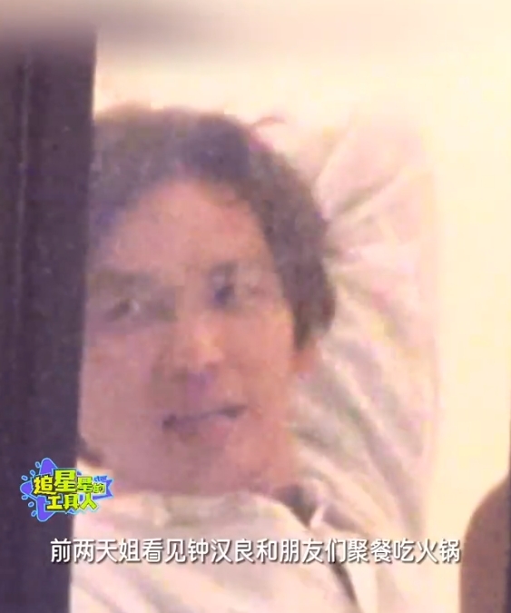 49岁钟汉良被拍和疑似妻子共餐，穿情侣装回酒店，女方真面目首次曝光