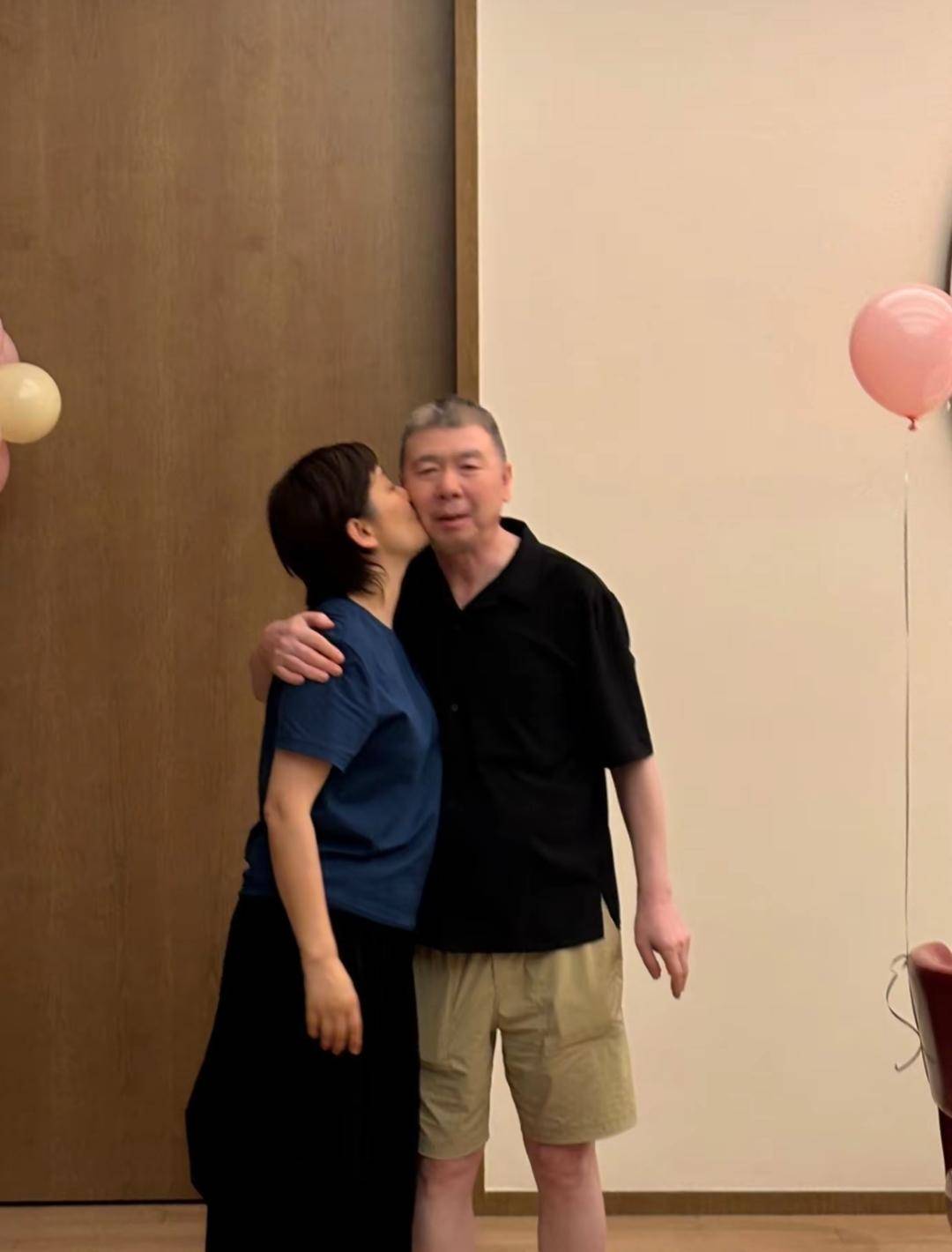 58岁的徐帆和养女悄悄过生日，冯小刚白头发多得像老爷爷！