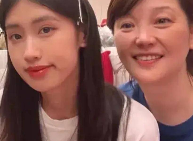 58岁的徐帆和养女悄悄过生日，冯小刚白头发多得像老爷爷！