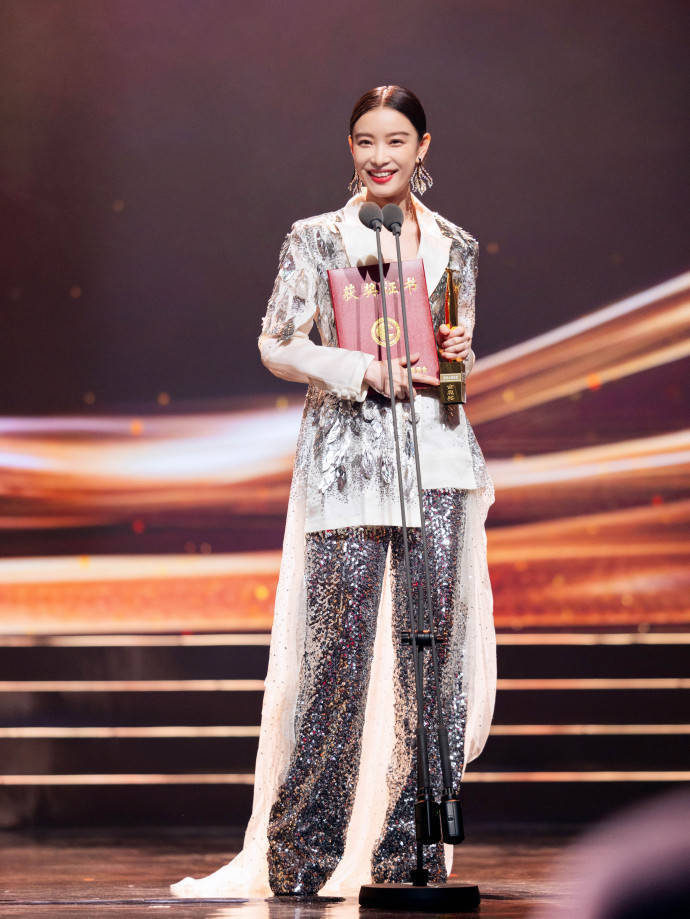 彭昱畅赢了朱一龙和黄渤，金鹿影帝到手！李庚希也成影后啦！