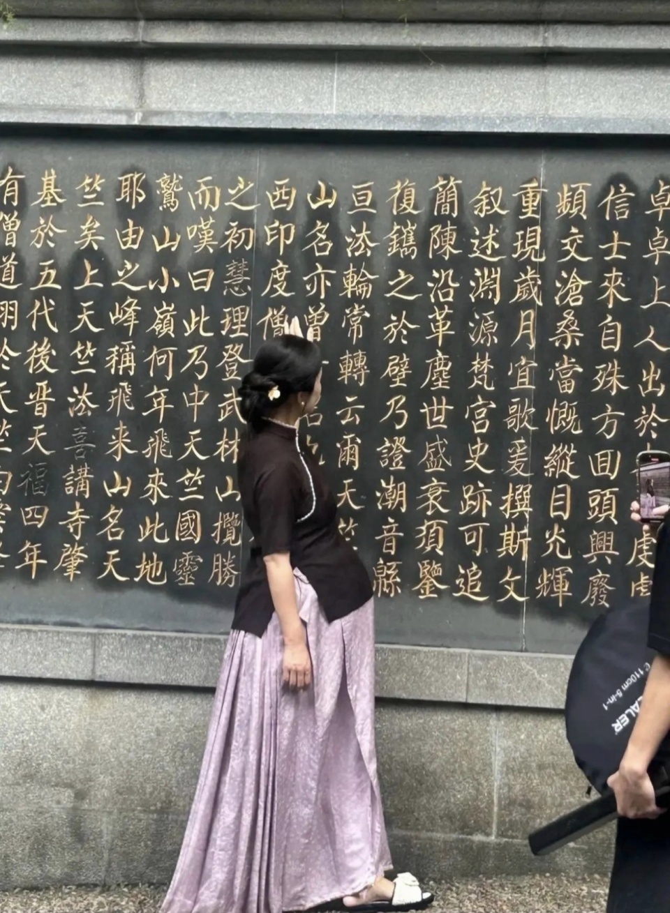 张纪中73岁喜迎新生命，妻子挺孕肚逛寺庙，四宝即将报到！