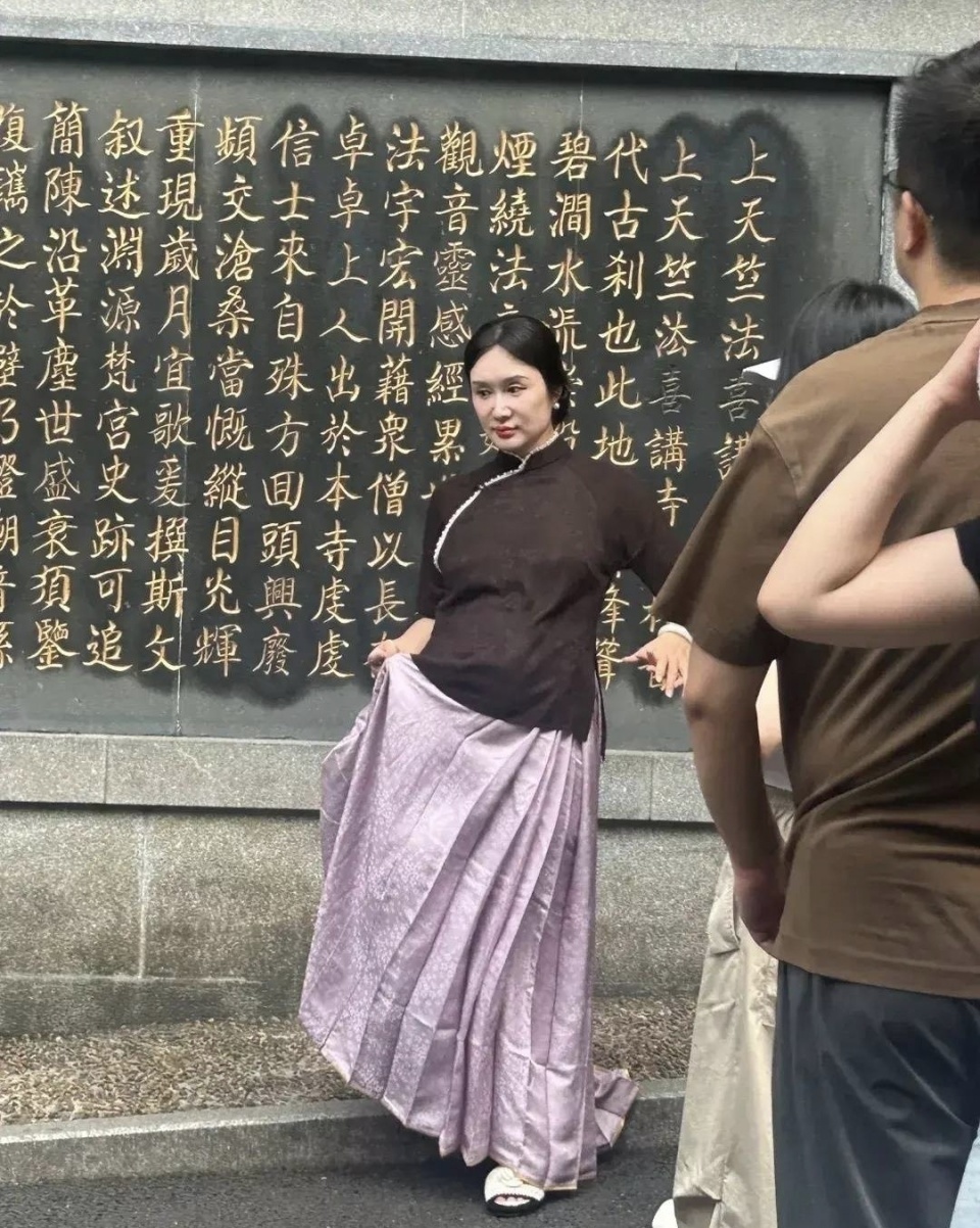 张纪中73岁喜迎新生命，妻子挺孕肚逛寺庙，四宝即将报到！