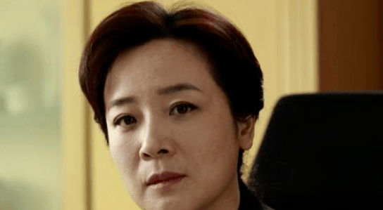 56岁女神被小鲜肉包围，老公坐轮椅也选择宽容？