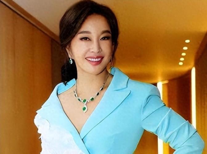 刘晓庆百花奖被冷落，周围热闹非凡却无人搭理，手机壳意外抢镜！