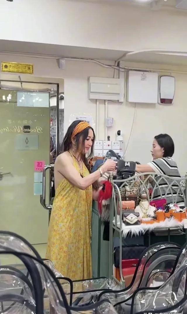 58岁温碧霞新照惊艳，大露背装引爆话题！