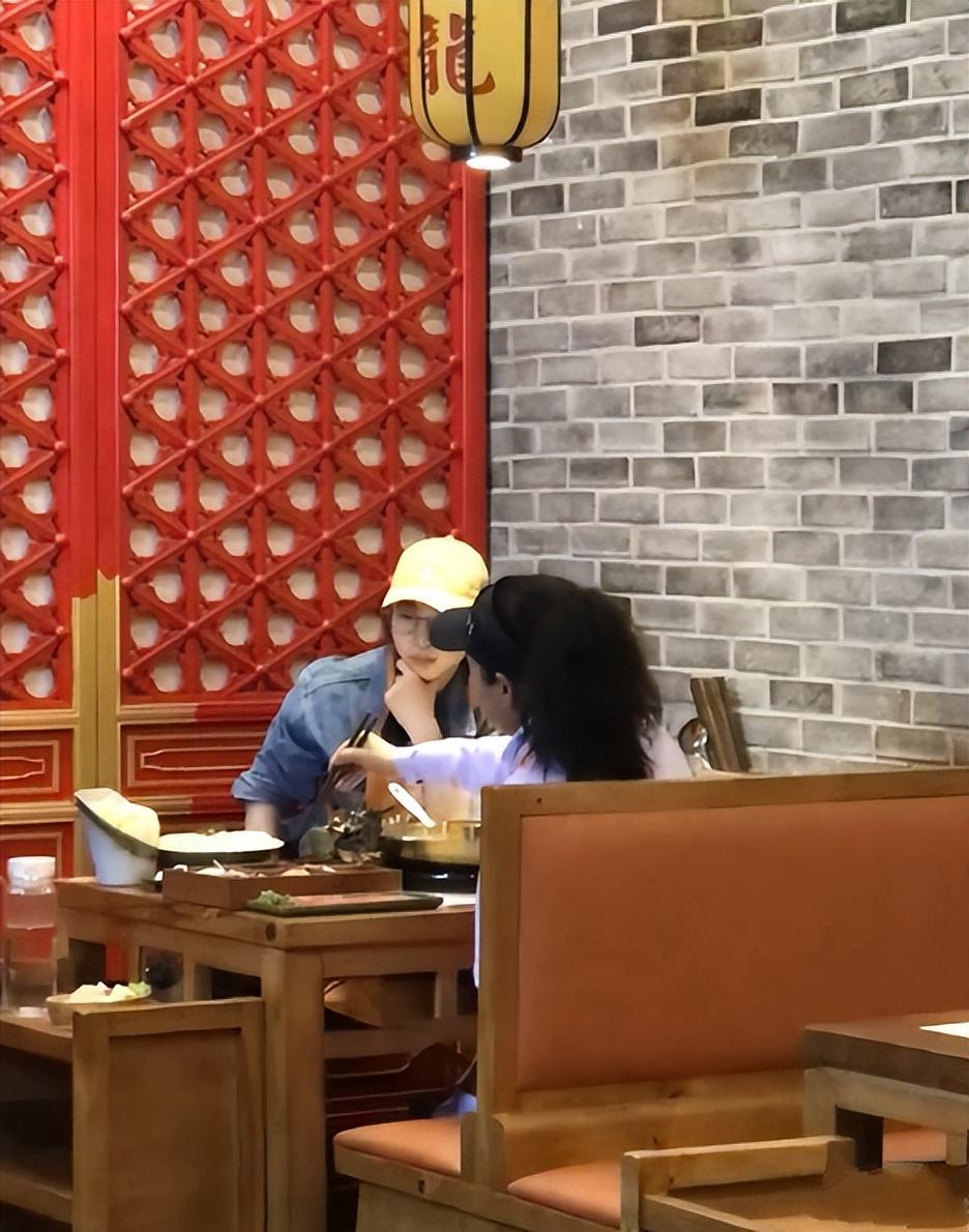 58岁田震吃火锅被偶遇，牛仔装配眼镜，年轻得不像话！