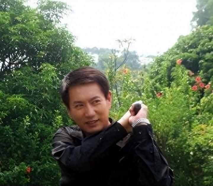 姚刚：53岁单身，豪宅里的坏蛋王